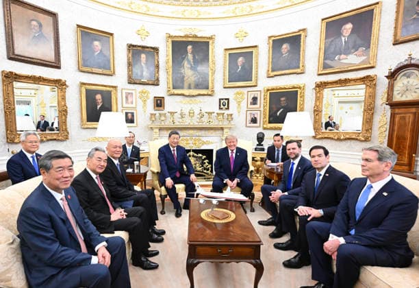 (260924) -- WASHINGTON, Sept. 24, 2026 -- Chinese President Xi Jinping holds small-group exchanges with U.S. President Donald Trump in the Oval Office after a welcome ceremony at the White House in Washington, D.C., the United States, Sept. 24, 2026. Trump held a welcome ceremony for Xi, who is on a state visit to the United States, at the White House on Thursday. ) U.S.-CHINA-XI JINPING-STATE VISIT-TRUMP-SMALL-GROUP EXCHANGES XiexHuanchi 