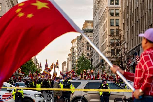 Xi Visit - Washington, USA - 24 Sep 26 A man waves a Chinese flag in opposition to demonstrators advocating for China s departure from Tibet. U.S. President Donald Trump is hosting China s President Xi Jinping for a state visit. Washington United States Copyright: xJenxGolbeckx xSOPAxImagesx Jen-Golbeck-1453645