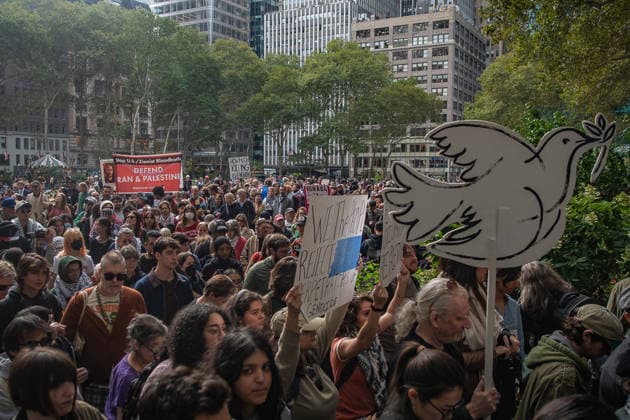 September 24, 2026, New York, USA: New Yorkers gather in Bryant Park in Manhattan and march toward UN Headquarters during a protest against Israeli Prime Minister Benjamin Netanyahu speaking at the United Nations General Assembly on September 24, 2026, in New York. New York USA  - ZUMAk208 20260924_znp_k208_008 Copyright: xKellyxKimballx