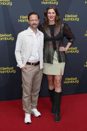 David Wehle mit Ehefrau Andrea Gerhard bei der Festivaleröffnung mit der Premiere des Kinofilms The Idiot(s) auf dem 34. Filmfest Hamburg 2026 im Cinemaxx Dammtor. Hamburg, 24.09.2026