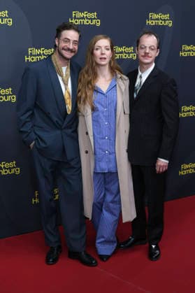 Fridolin Sandmeyer, Pheline Roggan und Merlin Sandmeyer bei der Festivaleröffnung mit der Premiere des Kinofilms The Idiot(s) auf dem 34. Filmfest Hamburg 2026 im Cinemaxx Dammtor. Hamburg, 24.09.2026