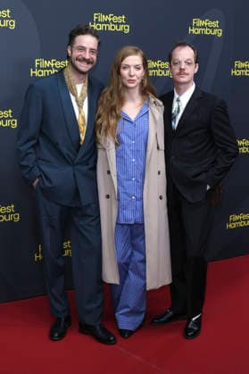 Fridolin Sandmeyer, Pheline Roggan und Merlin Sandmeyer bei der Festivaleröffnung mit der Premiere des Kinofilms The Idiot(s) auf dem 34. Filmfest Hamburg 2026 im Cinemaxx Dammtor. Hamburg, 24.09.2026