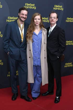 Fridolin Sandmeyer, Pheline Roggan und Merlin Sandmeyer bei der Festivaleröffnung mit der Premiere des Kinofilms The Idiot(s) auf dem 34. Filmfest Hamburg 2026 im Cinemaxx Dammtor. Hamburg, 24.09.2026