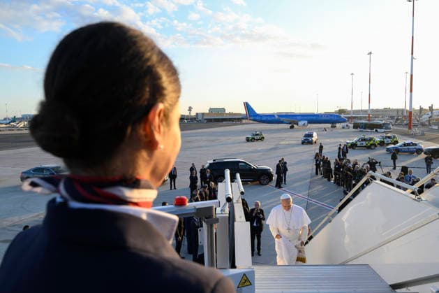 TRIP_PAPA_2026 Italy, Fiumicino, Vatican, 2026 9 25 Pope Leo XIV arrives as he boards a plane upon his departure for a three-day trip to French. EDITORIAL USE ONLY - NO BOOKS Copyright: xVATICANxMEDIA xCatholicxPressxPhotox