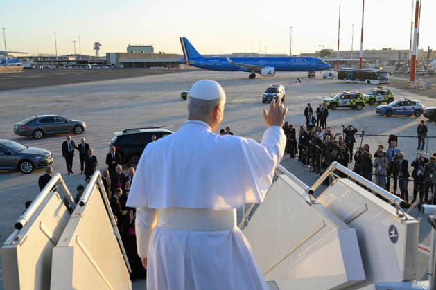 TRIP_PAPA_2026 Italy, Fiumicino, Vatican, 2026 9 25 Pope Leo XIV arrives as he boards a plane upon his departure for a three-day trip to French. EDITORIAL USE ONLY - NO BOOKS Copyright: xVATICANxMEDIA xCatholicxPressxPhotox