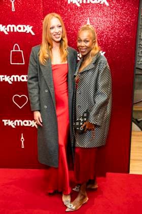 ABB TKMAXX- Anna Ermakova mit Mutter Angela Ermakova zu Gast auf dem roten Teppich bei der Neueroeffnung der TK Maxx Filiale am Alexanderplatz am 24.09.2026 in Berlin Berlin Deutschland