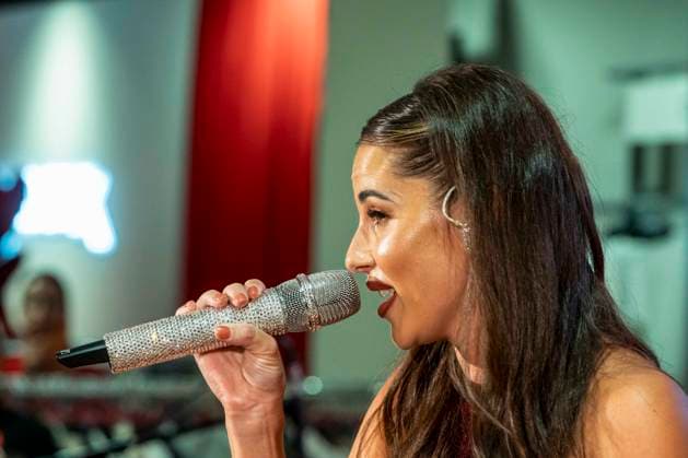 ABB TKMAXX- Sarah Engels singen Auftritt zu Gast auf dem roten Teppich bei der Neueroeffnung der TK Maxx Filiale am Alexanderplatz am 24.09.2026 in Berlin Berlin Deutschland