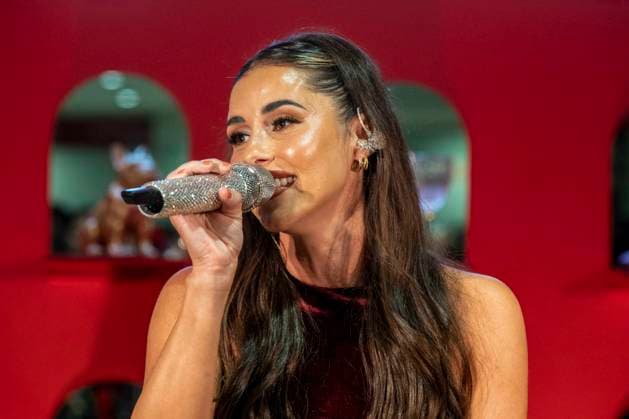 ABB TKMAXX- Sarah Engels singen Auftritt zu Gast auf dem roten Teppich bei der Neueroeffnung der TK Maxx Filiale am Alexanderplatz am 24.09.2026 in Berlin Berlin Deutschland