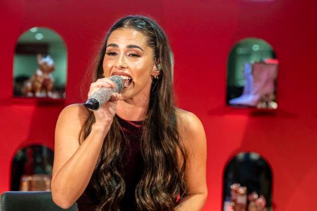 ABB TKMAXX- Sarah Engels singen Auftritt zu Gast auf dem roten Teppich bei der Neueroeffnung der TK Maxx Filiale am Alexanderplatz am 24.09.2026 in Berlin Berlin Deutschland