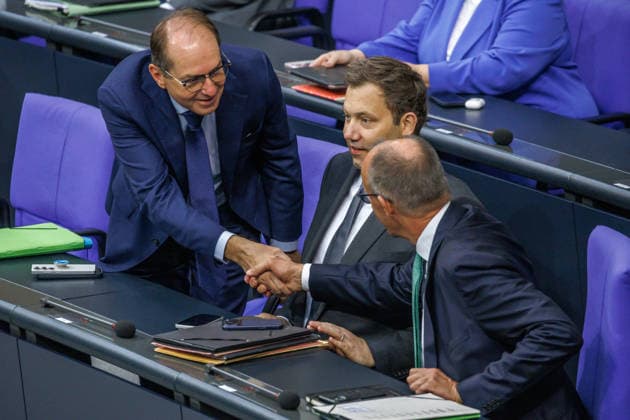 Bundestag Alexander Dobrindt (CSU), Bundesinnenminister, Lars Klingbeil (SPD), Bundesfinanzminister und Bundeskanzler Friedrich Merz (CDU) im Deutschen Bundestag am 25.09.26 in Berlin. Berlin Berlin Deutschland Bundestag