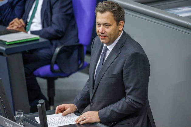 Bundestag Lars Klingbeil (SPD), Bundesfinanzminister im Deutschen Bundestag am 25.09.26 in Berlin. Berlin Berlin Deutschland Bundestag