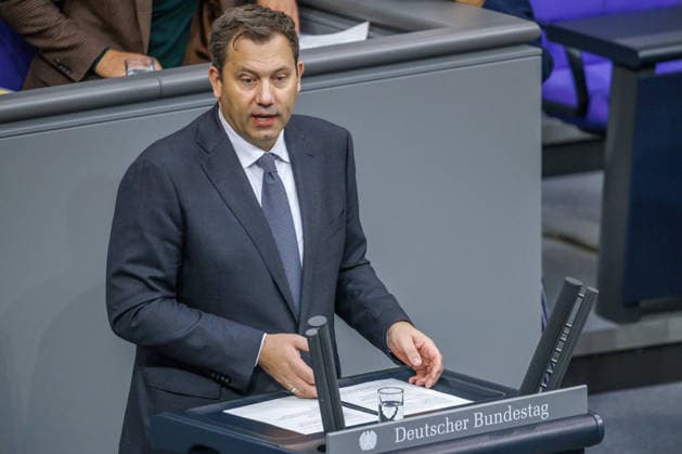 Bundestag Lars Klingbeil (SPD), Bundesfinanzminister im Deutschen Bundestag am 25.09.26 in Berlin. Berlin Berlin Deutschland Bundestag