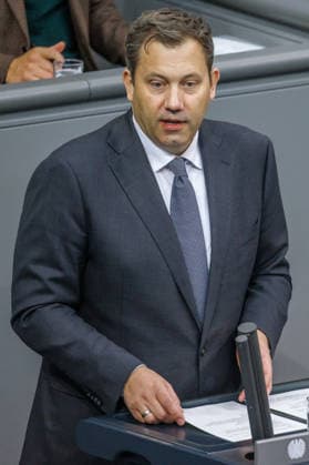 Bundestag Lars Klingbeil (SPD), Bundesfinanzminister im Deutschen Bundestag am 25.09.26 in Berlin. Berlin Berlin Deutschland Bundestag