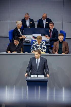 Lars Klingbeil, Bundesminister der Finanzen, spricht im Bundestag zum Thema Fruehstartrente. Berlin, 25.09.2026. Fotografiert im Auftrag des Bundesministerium der Finanzen Berlin Deutschland Copyright: xThomasxTrutschel BMFx