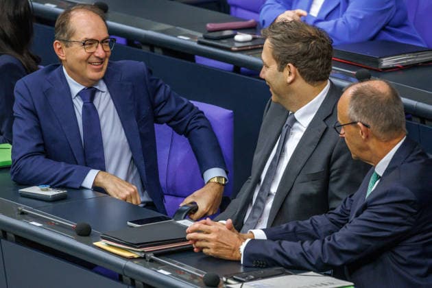 Bundestag Alexander Dobrindt (CSU), Bundesinnenminister, Lars Klingbeil (SPD), Bundesfinanzminister und Bundeskanzler Friedrich Merz (CDU) im Deutschen Bundestag am 25.09.26 in Berlin. Berlin Berlin Deutschland Bundestag