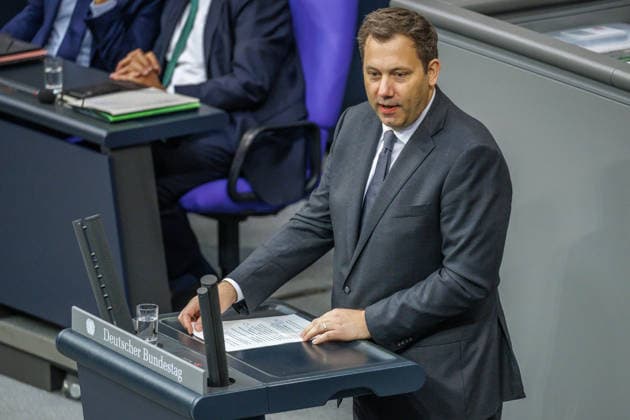 Bundestag Lars Klingbeil (SPD), Bundesfinanzminister im Deutschen Bundestag am 25.09.26 in Berlin. Berlin Berlin Deutschland Bundestag
