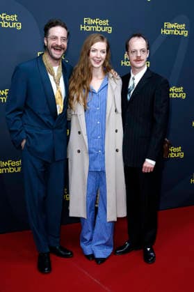 Fridolin Sandmeyer, Pheline Roggan und Merlin Sandmeyer bei der Festivaleröffnung mit der Premiere des Kinofilms The Idiot(s) auf dem 34. Filmfest Hamburg 2026 im Cinemaxx Dammtor. Hamburg, 24.09.2026