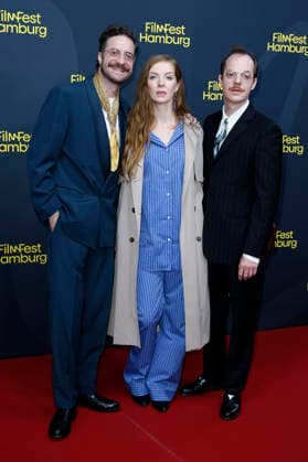 Fridolin Sandmeyer, Pheline Roggan und Merlin Sandmeyer bei der Festivaleröffnung mit der Premiere des Kinofilms The Idiot(s) auf dem 34. Filmfest Hamburg 2026 im Cinemaxx Dammtor. Hamburg, 24.09.2026