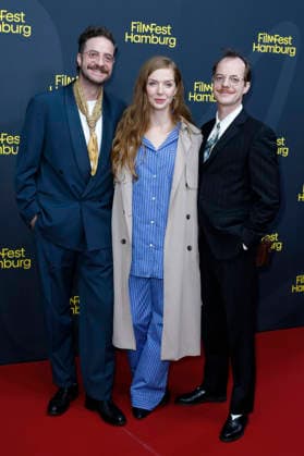 Fridolin Sandmeyer, Pheline Roggan und Merlin Sandmeyer bei der Festivaleröffnung mit der Premiere des Kinofilms The Idiot(s) auf dem 34. Filmfest Hamburg 2026 im Cinemaxx Dammtor. Hamburg, 24.09.2026