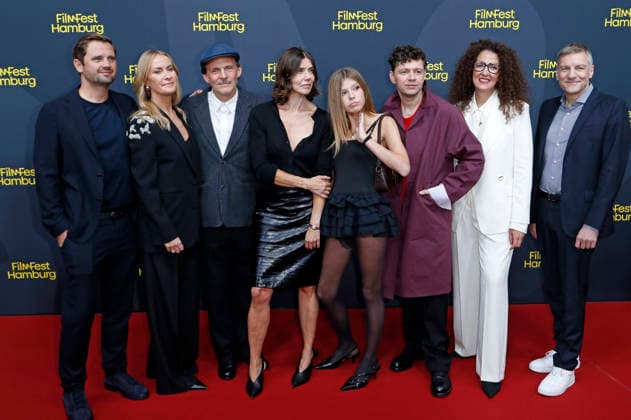 Michal Englert, Malgorzata Szumowska, Christian Friedel, Malika Rabahallah und Filmteam bei der Festivaleröffnung mit der Premiere des Kinofilms The Idiot(s) auf dem 34. Filmfest Hamburg 2026 im Cinemaxx Dammtor. Hamburg, 24.09.2026