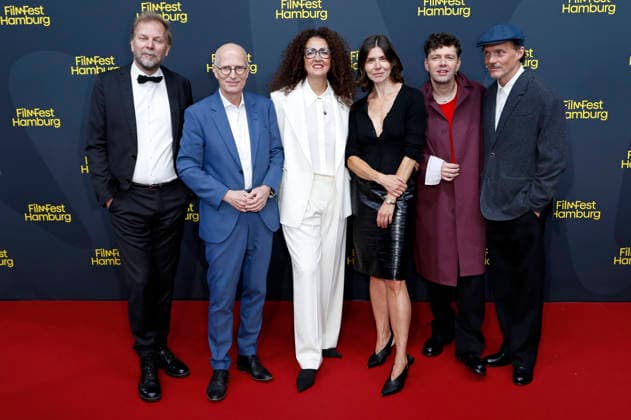 Helge Albers, Peter Tschentscher, Malika Rabahallah, Malgorzata Szumowska, Christian Friedel und Michal Englert bei der Festivaleröffnung mit der Premiere des Kinofilms The Idiot(s) auf dem 34. Filmfest Hamburg 2026 im Cinemaxx Dammtor. Hamburg, 24.09.2026