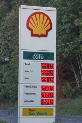 Wie ist die weitere Entwicklung der Spritpreise? Die Spritpreise sind weiterhin auf sehr hohem Niveau. SHELL Tankstelle in Siegen. Die Spritpreise am Morgen. Der aktuelle Preis fuer (für) Diesel, Super E10 und Super liegt weit ueber (über) 2 Euro. Diesel liegt bei 2,41 Euro, Super E10 bei 2,25 Euro und Super bei 2,31 Euro. Tankstelle, Spritpreise am 25.09.2026 in Siegen Deutschland.