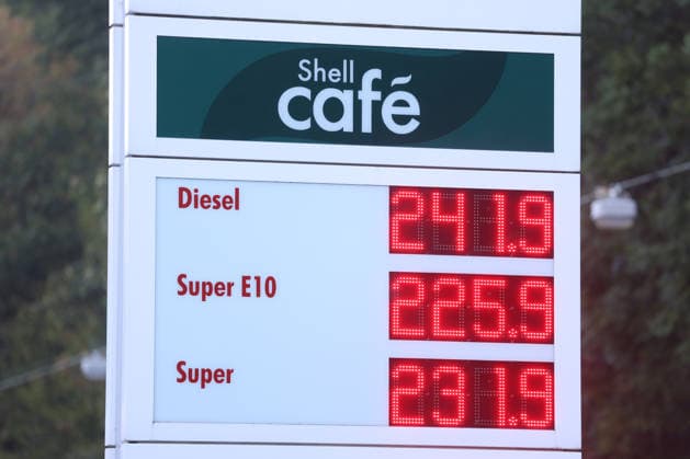 Wie ist die weitere Entwicklung der Spritpreise? Die Spritpreise sind weiterhin auf sehr hohem Niveau. SHELL Tankstelle in Siegen. Die Spritpreise am Morgen. Der aktuelle Preis fuer (für) Diesel, Super E10 und Super liegt weit ueber (über) 2 Euro. Diesel liegt bei 2,41 Euro, Super E10 bei 2,25 Euro und Super bei 2,31 Euro. Tankstelle, Spritpreise am 25.09.2026 in Siegen Deutschland.