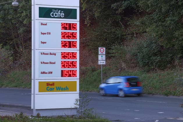Wie ist die weitere Entwicklung der Spritpreise? Die Spritpreise sind weiterhin auf sehr hohem Niveau. SHELL Tankstelle in Siegen. Die Spritpreise am Morgen. Der aktuelle Preis fuer (für) Diesel, Super E10 und Super liegt weit ueber (über) 2 Euro. Diesel liegt bei 2,41 Euro, Super E10 bei 2,25 Euro und Super bei 2,31 Euro. Tankstelle, Spritpreise am 25.09.2026 in Siegen Deutschland.