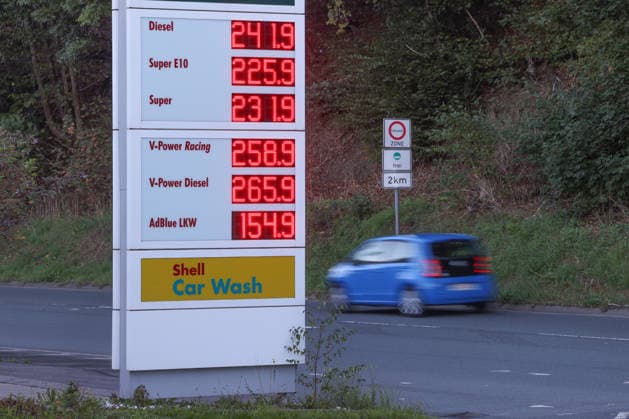 Wie ist die weitere Entwicklung der Spritpreise? Die Spritpreise sind weiterhin auf sehr hohem Niveau. SHELL Tankstelle in Siegen. Die Spritpreise am Morgen. Der aktuelle Preis fuer (für) Diesel, Super E10 und Super liegt weit ueber (über) 2 Euro. Diesel liegt bei 2,41 Euro, Super E10 bei 2,25 Euro und Super bei 2,31 Euro. Tankstelle, Spritpreise am 25.09.2026 in Siegen Deutschland.