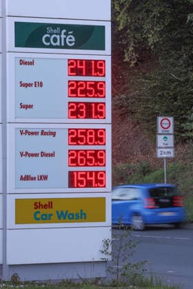 Wie ist die weitere Entwicklung der Spritpreise? Die Spritpreise sind weiterhin auf sehr hohem Niveau. SHELL Tankstelle in Siegen. Die Spritpreise am Morgen. Der aktuelle Preis fuer (für) Diesel, Super E10 und Super liegt weit ueber (über) 2 Euro. Diesel liegt bei 2,41 Euro, Super E10 bei 2,25 Euro und Super bei 2,31 Euro. Tankstelle, Spritpreise am 25.09.2026 in Siegen Deutschland.