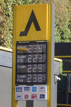 Wie ist die weitere Entwicklung der Spritpreise? Die Spritpreise sind weiterhin auf sehr hohem Niveau. CLASSIC Tankstelle in Mudersbach. Die Spritpreise am Morgen. Der aktuelle Preis fuer (für) Diesel, Super E10 und Super liegt weit ueber (über) 2 Euro. Diesel liegt bei 2,39 Euro, Super E10 bei 2,23 Euro und Super bei 2,29 Euro. Tankstelle, Spritpreise am 25.09.2026 in Mudersbach Deutschland.