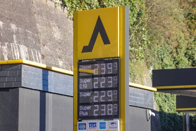 Wie ist die weitere Entwicklung der Spritpreise? Die Spritpreise sind weiterhin auf sehr hohem Niveau. CLASSIC Tankstelle in Mudersbach. Die Spritpreise am Morgen. Der aktuelle Preis fuer (für) Diesel, Super E10 und Super liegt weit ueber (über) 2 Euro. Diesel liegt bei 2,39 Euro, Super E10 bei 2,23 Euro und Super bei 2,29 Euro. Tankstelle, Spritpreise am 25.09.2026 in Mudersbach Deutschland.