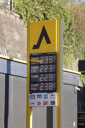 Wie ist die weitere Entwicklung der Spritpreise? Die Spritpreise sind weiterhin auf sehr hohem Niveau. CLASSIC Tankstelle in Mudersbach. Die Spritpreise am Morgen. Der aktuelle Preis fuer (für) Diesel, Super E10 und Super liegt weit ueber (über) 2 Euro. Diesel liegt bei 2,39 Euro, Super E10 bei 2,23 Euro und Super bei 2,29 Euro. Tankstelle, Spritpreise am 25.09.2026 in Mudersbach Deutschland.