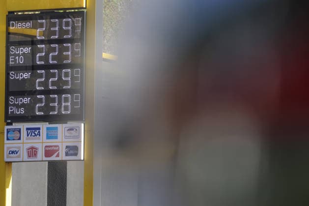 Wie ist die weitere Entwicklung der Spritpreise? Die Spritpreise sind weiterhin auf sehr hohem Niveau. CLASSIC Tankstelle in Mudersbach. Die Spritpreise am Morgen. Der aktuelle Preis fuer (für) Diesel, Super E10 und Super liegt weit ueber (über) 2 Euro. Diesel liegt bei 2,39 Euro, Super E10 bei 2,23 Euro und Super bei 2,29 Euro. Tankstelle, Spritpreise am 25.09.2026 in Mudersbach Deutschland.