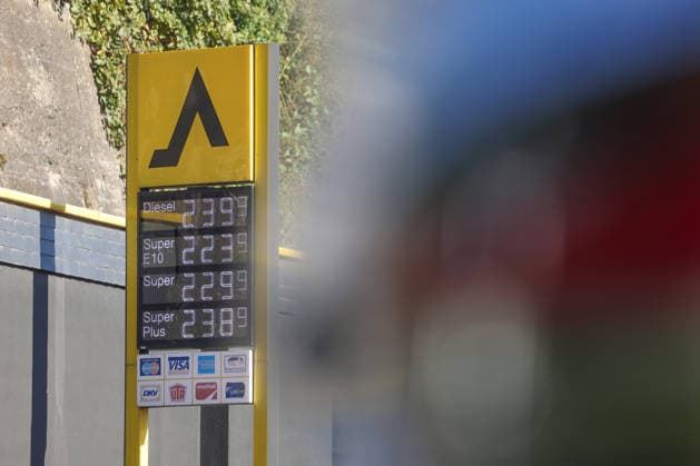 Wie ist die weitere Entwicklung der Spritpreise? Die Spritpreise sind weiterhin auf sehr hohem Niveau. CLASSIC Tankstelle in Mudersbach. Die Spritpreise am Morgen. Der aktuelle Preis fuer (für) Diesel, Super E10 und Super liegt weit ueber (über) 2 Euro. Diesel liegt bei 2,39 Euro, Super E10 bei 2,23 Euro und Super bei 2,29 Euro. Tankstelle, Spritpreise am 25.09.2026 in Mudersbach Deutschland.