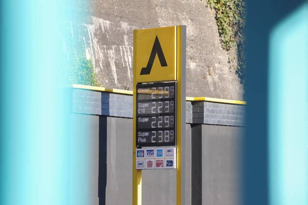 Wie ist die weitere Entwicklung der Spritpreise? Die Spritpreise sind weiterhin auf sehr hohem Niveau. CLASSIC Tankstelle in Mudersbach. Die Spritpreise am Morgen. Der aktuelle Preis fuer (für) Diesel, Super E10 und Super liegt weit ueber (über) 2 Euro. Diesel liegt bei 2,39 Euro, Super E10 bei 2,23 Euro und Super bei 2,29 Euro. Tankstelle, Spritpreise am 25.09.2026 in Mudersbach Deutschland.