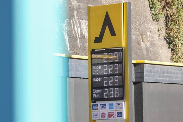 Wie ist die weitere Entwicklung der Spritpreise? Die Spritpreise sind weiterhin auf sehr hohem Niveau. CLASSIC Tankstelle in Mudersbach. Die Spritpreise am Morgen. Der aktuelle Preis fuer (für) Diesel, Super E10 und Super liegt weit ueber (über) 2 Euro. Diesel liegt bei 2,39 Euro, Super E10 bei 2,23 Euro und Super bei 2,29 Euro. Tankstelle, Spritpreise am 25.09.2026 in Mudersbach Deutschland.