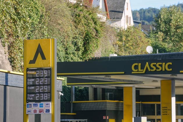 Wie ist die weitere Entwicklung der Spritpreise? Die Spritpreise sind weiterhin auf sehr hohem Niveau. CLASSIC Tankstelle in Mudersbach. Die Spritpreise am Morgen. Der aktuelle Preis fuer (für) Diesel, Super E10 und Super liegt weit ueber (über) 2 Euro. Diesel liegt bei 2,39 Euro, Super E10 bei 2,23 Euro und Super bei 2,29 Euro. Tankstelle, Spritpreise am 25.09.2026 in Mudersbach Deutschland.