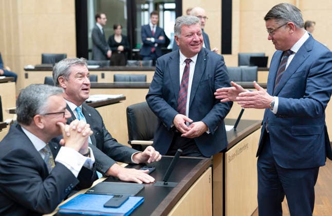 Markus Söder - 1068. Sitzung im Bundesrat EUR, Deutschland, Berlin, 25.09.2026: Markus Söder (CSU) Ministerpräsident des Freistattes Bayern - 1068. Plenarsitzung im Bundesrat. Die Tagesordnung enthält über 90 Punkte. Neben Gesetzen und Reformvorhaben der Bundesregierung stehen zahlreiche Landesinitiativen aus den Bereichen Verkehr, Arbeit und Wirtschaft auf der Agenda, sowie europäische Vorhaben und Rechtsverordnungen. Öffentliches Interesse besteht besonders zu folgenden Vorlagen: Tankrabatt, Antragsloses Kindergeld, Maßnahmen gegen Autoposing, Haushalt 2027 und die Reform der Nachrichtendienste.