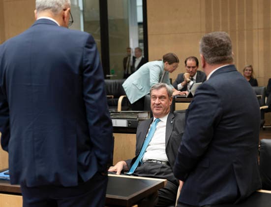 Markus Söder - 1068. Sitzung im Bundesrat EUR, Deutschland, Berlin, 25.09.2026: Markus Söder (CSU) Ministerpräsident des Freistattes Bayern - 1068. Plenarsitzung im Bundesrat. Die Tagesordnung enthält über 90 Punkte. Neben Gesetzen und Reformvorhaben der Bundesregierung stehen zahlreiche Landesinitiativen aus den Bereichen Verkehr, Arbeit und Wirtschaft auf der Agenda, sowie europäische Vorhaben und Rechtsverordnungen. Öffentliches Interesse besteht besonders zu folgenden Vorlagen: Tankrabatt, Antragsloses Kindergeld, Maßnahmen gegen Autoposing, Haushalt 2027 und die Reform der Nachrichtendienste.