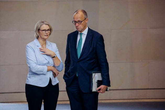 Friedrich Merz (CDU), Bundeskanzler, und Anja Karliczek, MdB, CDU, aufgenommen im Plenum des Deutschen Bundestages. Berlin, 25.09.2026. Berlin Deutschland Copyright: xThomasxTrutschelx