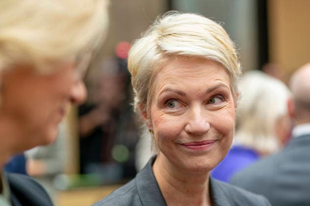 Manuela Schwesig - 1068. Sitzung im Bundesrat EUR, Deutschland, Berlin, 25.09.2026: Manuela Schwesig (SPD) Ministerpräsidentin Mecklenburg-Vorpommern - 1068. Plenarsitzung im Bundesrat. Die Tagesordnung enthält über 90 Punkte. Neben Gesetzen und Reformvorhaben der Bundesregierung stehen zahlreiche Landesinitiativen aus den Bereichen Verkehr, Arbeit und Wirtschaft auf der Agenda, sowie europäische Vorhaben und Rechtsverordnungen. Öffentliches Interesse besteht besonders zu folgenden Vorlagen: Tankrabatt, Antragsloses Kindergeld, Maßnahmen gegen Autoposing, Haushalt 2027 und die Reform der Nachrichtendienste.