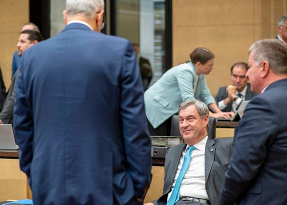 Markus Söder - 1068. Sitzung im Bundesrat EUR, Deutschland, Berlin, 25.09.2026: Markus Söder (CSU) Ministerpräsident des Freistattes Bayern - 1068. Plenarsitzung im Bundesrat. Die Tagesordnung enthält über 90 Punkte. Neben Gesetzen und Reformvorhaben der Bundesregierung stehen zahlreiche Landesinitiativen aus den Bereichen Verkehr, Arbeit und Wirtschaft auf der Agenda, sowie europäische Vorhaben und Rechtsverordnungen. Öffentliches Interesse besteht besonders zu folgenden Vorlagen: Tankrabatt, Antragsloses Kindergeld, Maßnahmen gegen Autoposing, Haushalt 2027 und die Reform der Nachrichtendienste.