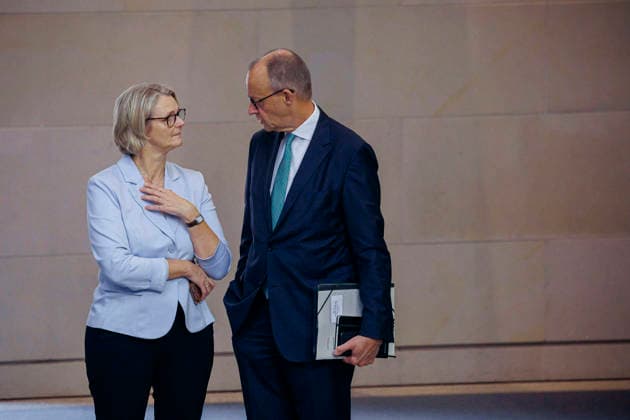 Friedrich Merz (CDU), Bundeskanzler, und Anja Karliczek, MdB, CDU, aufgenommen im Plenum des Deutschen Bundestages. Berlin, 25.09.2026. Berlin Deutschland Copyright: xThomasxTrutschelx