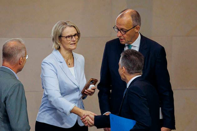 (L-R) Anja Karliczek, MdB, CDU, Friedrich Merz (CDU), Bundeskanzler, und Thorsten Frei, CDU, aufgenommen im Plenum des Deutschen Bundestages. Berlin, 25.09.2026. Berlin Deutschland Copyright: xThomasxTrutschelx