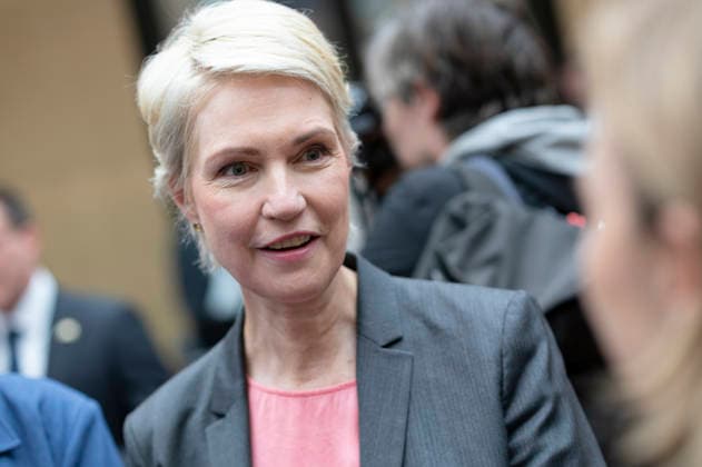 Manuela Schwesig - 1068. Sitzung im Bundesrat EUR, Deutschland, Berlin, 25.09.2026: Manuela Schwesig (SPD) Ministerpräsidentin Mecklenburg-Vorpommern - 1068. Plenarsitzung im Bundesrat. Die Tagesordnung enthält über 90 Punkte. Neben Gesetzen und Reformvorhaben der Bundesregierung stehen zahlreiche Landesinitiativen aus den Bereichen Verkehr, Arbeit und Wirtschaft auf der Agenda, sowie europäische Vorhaben und Rechtsverordnungen. Öffentliches Interesse besteht besonders zu folgenden Vorlagen: Tankrabatt, Antragsloses Kindergeld, Maßnahmen gegen Autoposing, Haushalt 2027 und die Reform der Nachrichtendienste.