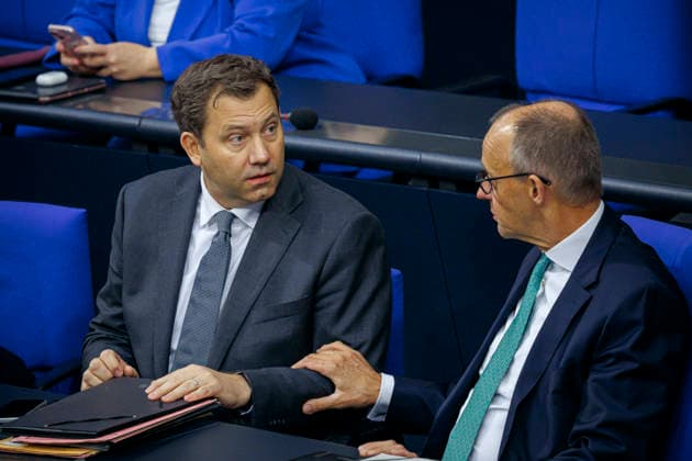 Lars Klingbeil, Bundesminister der Finanzen, und Friedrich Merz (CDU), Bundeskanzler, aufgenommen im Plenum des Deutschen Bundestages. Berlin, 25.09.2026. Berlin Deutschland Copyright: xThomasxTrutschelx