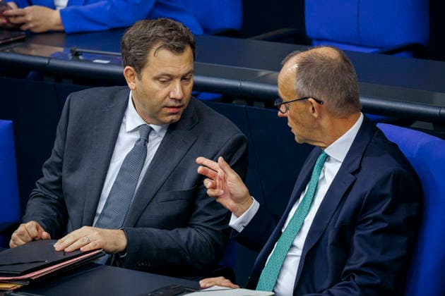Lars Klingbeil, Bundesminister der Finanzen, und Friedrich Merz (CDU), Bundeskanzler, aufgenommen im Plenum des Deutschen Bundestages. Berlin, 25.09.2026. Berlin Deutschland Copyright: xThomasxTrutschelx