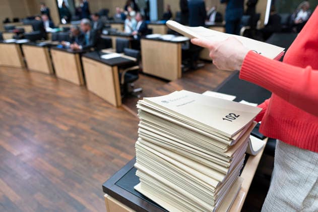 - 1068. Sitzung im Bundesrat EUR, Deutschland, Berlin, 25.09.2026: 1068. Plenarsitzung im Bundesrat. Die Tagesordnung enthält über 90 Punkte. Neben Gesetzen und Reformvorhaben der Bundesregierung stehen zahlreiche Landesinitiativen aus den Bereichen Verkehr, Arbeit und Wirtschaft auf der Agenda, sowie europäische Vorhaben und Rechtsverordnungen. Öffentliches Interesse besteht besonders zu folgenden Vorlagen: Tankrabatt, Antragsloses Kindergeld, Maßnahmen gegen Autoposing, Haushalt 2027 und die Reform der Nachrichtendienste.