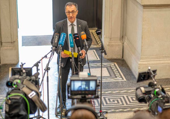 Cem Özdemir - 1068. Sitzung im Bundesrat EUR, Deutschland, Berlin, 25.09.2026: Cem Özdemir (B90 Die Grünen) MP Baden Württemberg - 068. Plenarsitzung im Bundesrat. Die Tagesordnung enthält über 90 Punkte. Neben Gesetzen und Reformvorhaben der Bundesregierung stehen zahlreiche Landesinitiativen aus den Bereichen Verkehr, Arbeit und Wirtschaft auf der Agenda, sowie europäische Vorhaben und Rechtsverordnungen. Öffentliches Interesse besteht besonders zu folgenden Vorlagen: Tankrabatt, Antragsloses Kindergeld, Maßnahmen gegen Autoposing, Haushalt 2027 und die Reform der Nachrichtendienste.